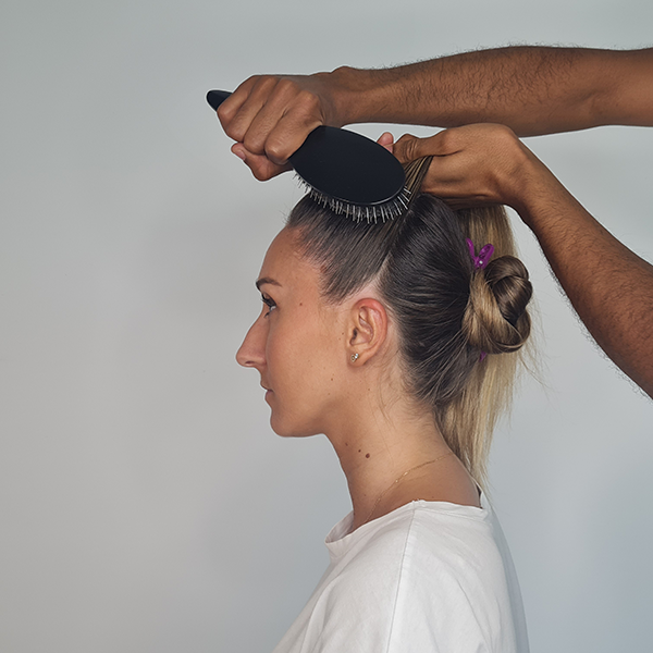 On brosse et lisse afin de faire une demi-queue